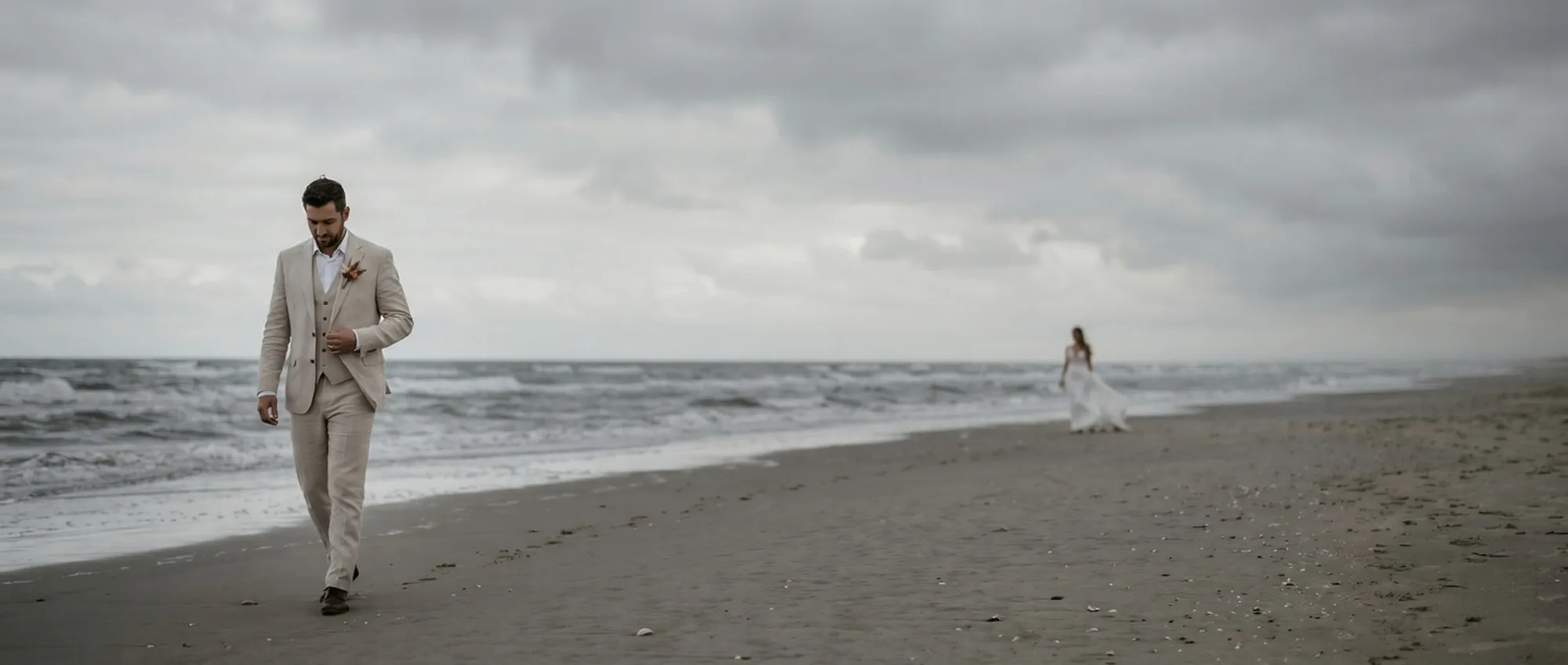 Traje de novio para boda en la playa: guía completa