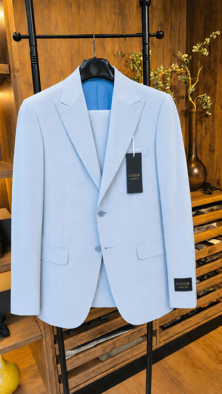 Detalle de un traje de novio moderno